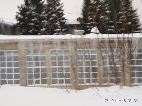 В школе Димитровграда вместо новой крыши - ледяная
