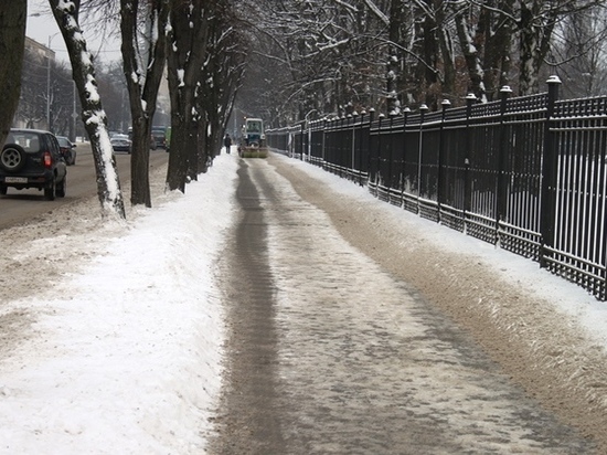 Убирать снег в Калининграде успевают только на центральных улицах