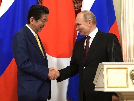 Путин показал Абэ свой кремлевский кабинет