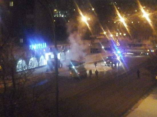 Движение в центре Кемерова перекрыли из-за горящей маршрутки