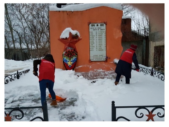 Юные серпуховичи расчистили дорогу к памятнику работникам завода