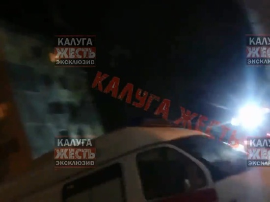 Пожар разгорелся в многоэтажке в центре Калуги
