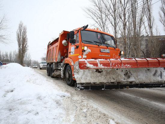 В Волгограде продолжается расчистка дворов от снега и наледи