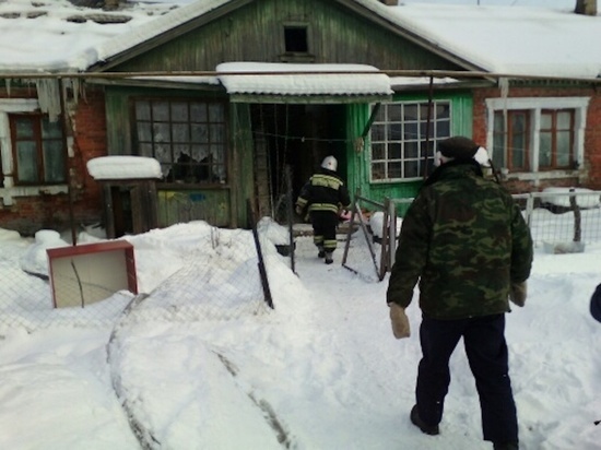 Пожар в нежилом бараке создал проблемы в Суворовском районе