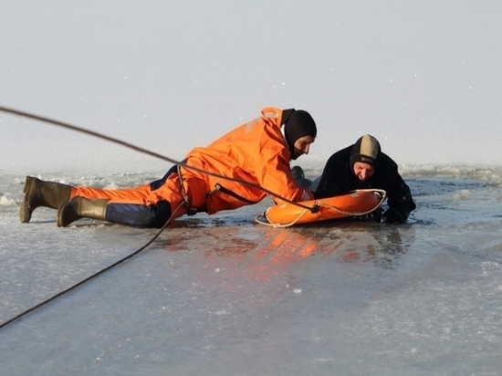 В Калининграде казаков учили спасать провалившихся под лед