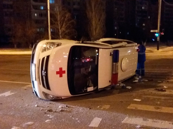 В Крыму перевернулся автомобиль «скорой», который не пропустили В Крыму перевернулся автомобиль «скорой», который не пропустили