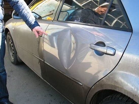 Хулиган в Тверской области отпинал чужие автомобили на 70 000 рублей