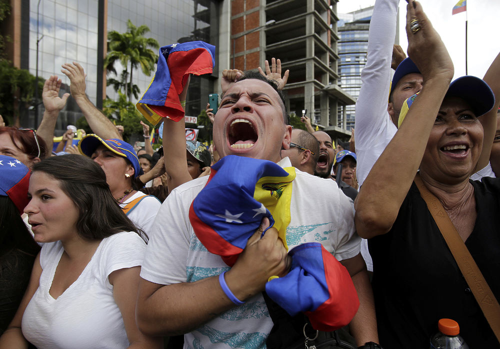 Венесуэла восстала против Мадуро: кадры госпереворота