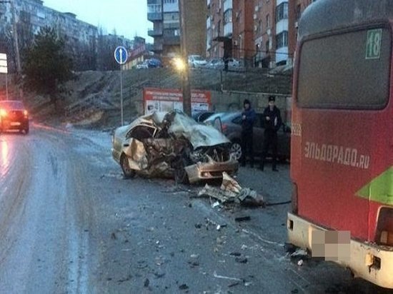 В Ростове иномарка врезалась в микроавтобус: погибли два человека