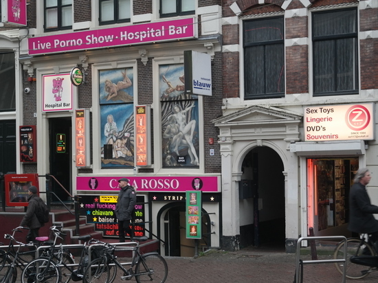 Мэр Амстердама решила штрафовать туристов за селфи с проститутками