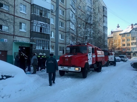 Нижневартовские огнеборцы эвакуировали из многоэтажки более 30 человек