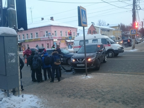 Два человека в Твери попали в больницу из-за нетерпеливого водителя