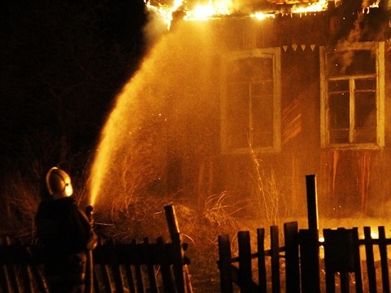 Ночной пожар лишил сна обитателей жилого дома в Устьянском районе