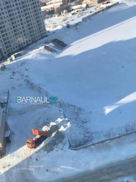 Барнаульцы возмутились нелегальным сбросом снега в Обь