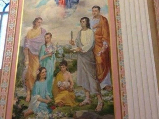 Святые лики изображены в церкви усадьбы семьи Порошенко