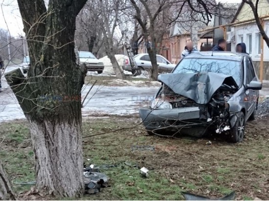Два человека пострадали в столкновении «Лады» с деревом в Новочеркасске