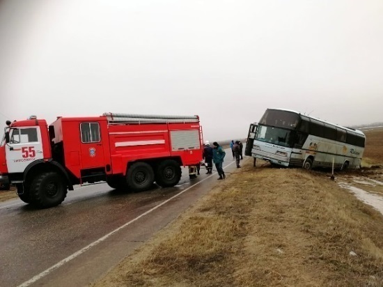 Автобус с пассажирами съехал в кювет в Ростовской области