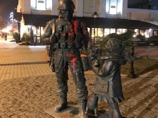 Нетрезвый крымчанин облил краской памятник "вежливым людям"