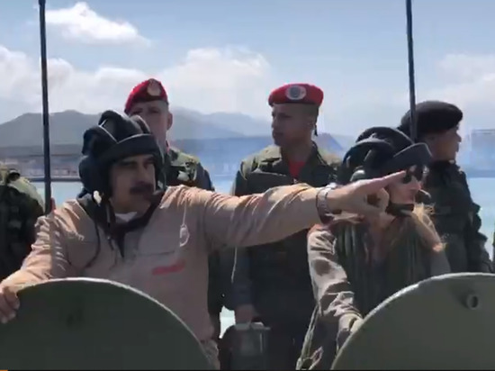 Мадуро на плавающем танке осмотрел базу в штате Карабобо