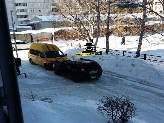 Водитель внедорожника не выпустил медтранспорт со двора в Барнауле