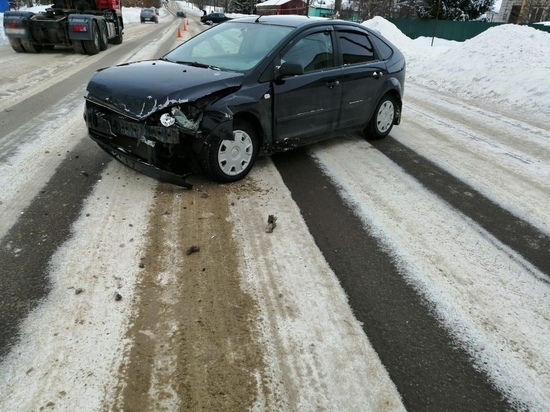 В Уварово из-за погодных условий "Форд" занесло на дороге: двое пострадали