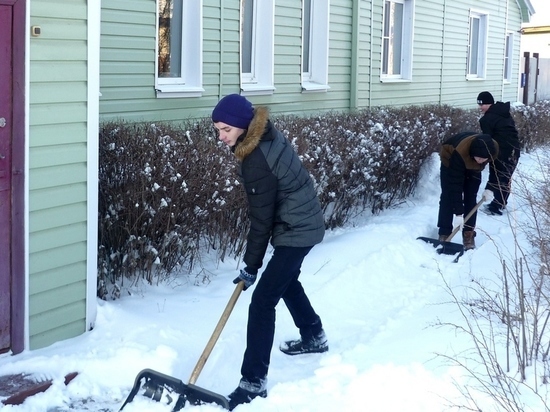 Справляться со снежными завалами ивановским пенсионерам помогают волонтеры