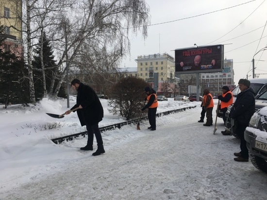 Все равны: чиновник отобрал лопату у дворников и начал чистить центральный проспект