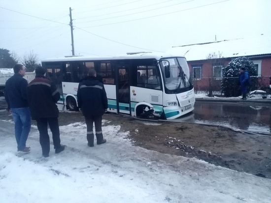 ГИБДД накажет власти Светлого за попавший в яму рейсовый автобус