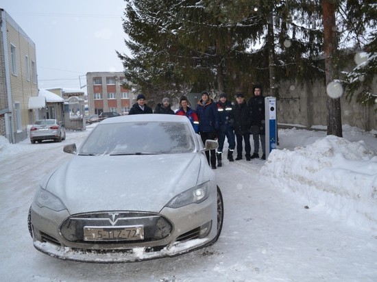 Путешественники зарядили электромобиль Tesla в Чебоксарах