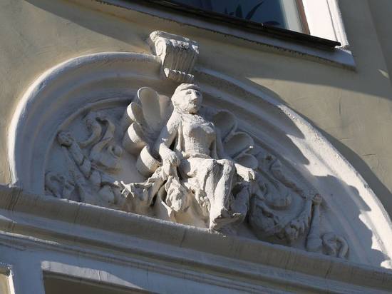 Спасать фигуры на историческом здании в Сверчковом переулке будут за счёт горе-реставраторов