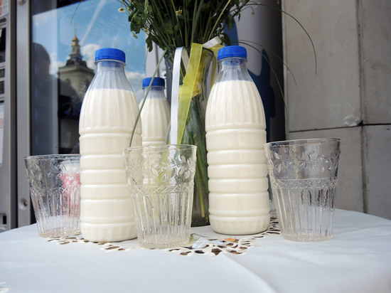 Медведев обязал магазины размещать отдельно натуральную молочку