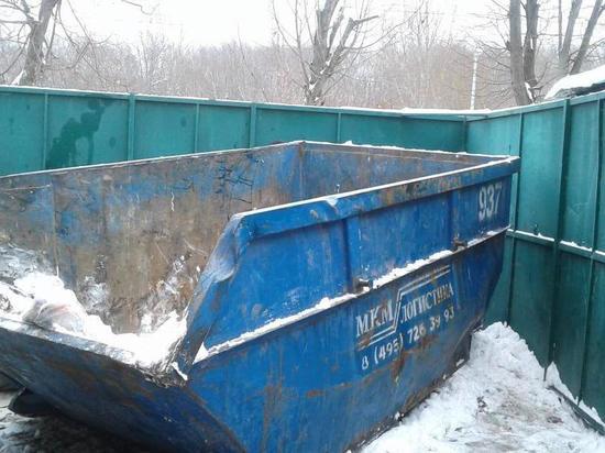 Железный ящик сорвался с креплений, когда мужчина собирал пакеты с асфальта