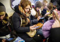 Если раньше московское метро было самым читающим книги в мире, то теперь оно — одно из самых читающих гаджеты