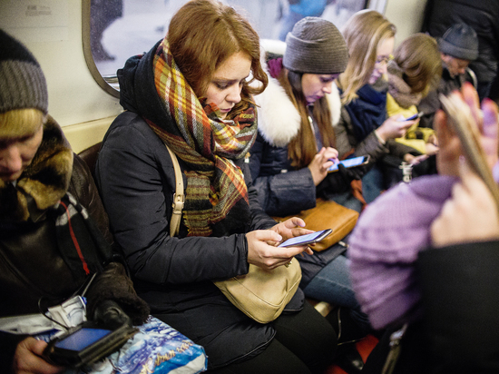 Зачем каждый второй пассажир метро подглядывает в чужой гаджет