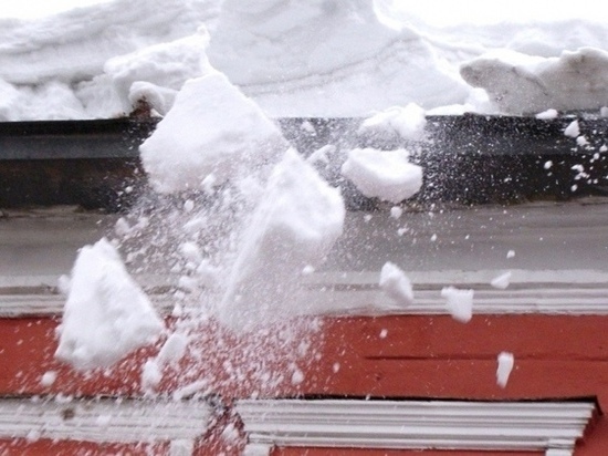 Снег с тверской крыши обрушился на голову пожилой женщины