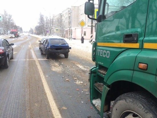 В Тверской области водитель отвлекся и спровоцировал тройное ДТП