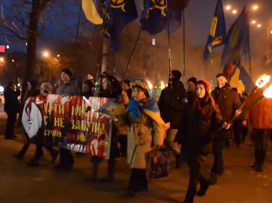 В Запорожье прошло факельное шествие памяти "героев Крут"