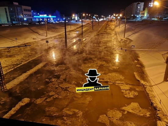 Видео устранения аварии на Малахова в Барнауле: трактор гоняет ледяную жижу