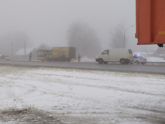 В Смоленской области на "Москва-Минке" грузовик протаранил автобус