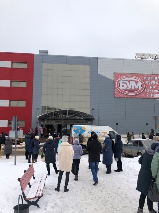 Спасатели эвакуируют посетителей ТРК «Семь звезд» в Волгограде