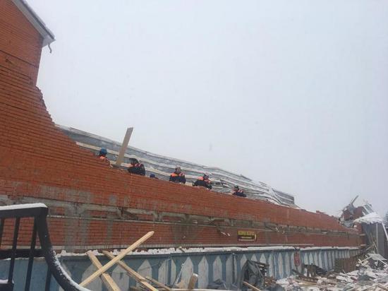 В Брянске рухнула крыша самостроя на Красноармейской
