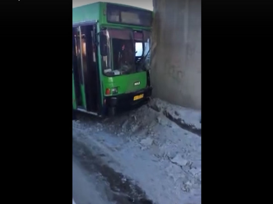 После ДТП с автобусом в Новосибирске госпитализировали 11 человек