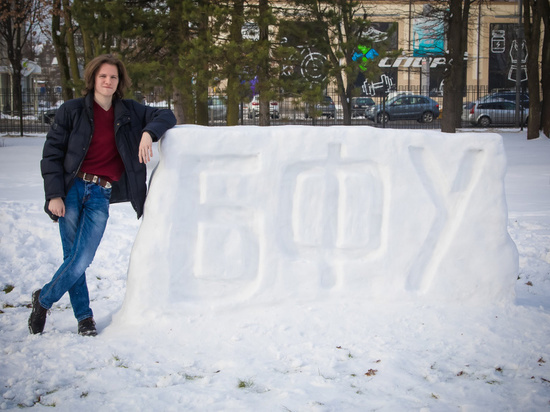 В Калининграде студент соорудил стену из снега с надписью «БФУ»