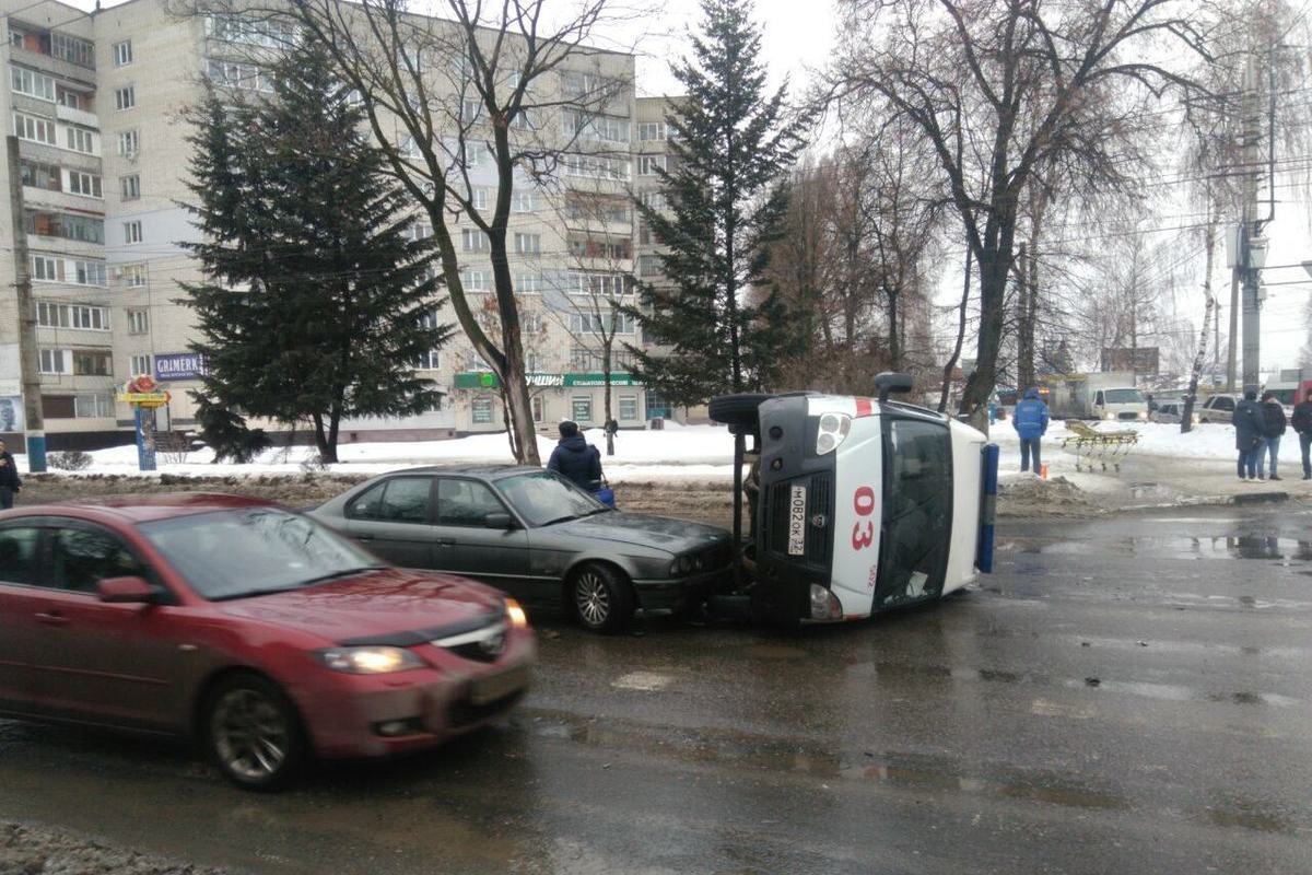 Скорая брянск. Авария в Брянске на 22 съезда. ДТП на улице 22 съезда Брянск. Авария на 22 съезде Брянск сегодня.