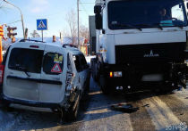 В четверг, 31 января, в Кемерове столкнулись три транспортных средства – "ГАЗель", LADA Largus Cross и грузовик VFP