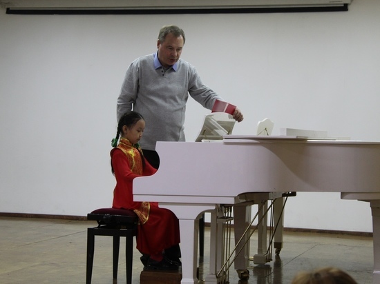 Заслуженный артист России Святослав Оводов провел в Туве мастер-классы по фортепианной педагогике