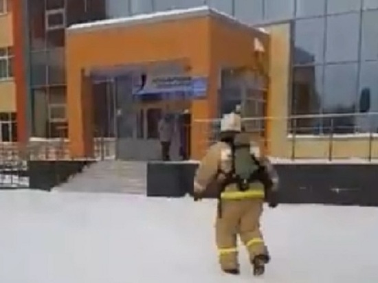 Об инциденте с пожаром в школе стало известно из опубликованного видео в мессенджере