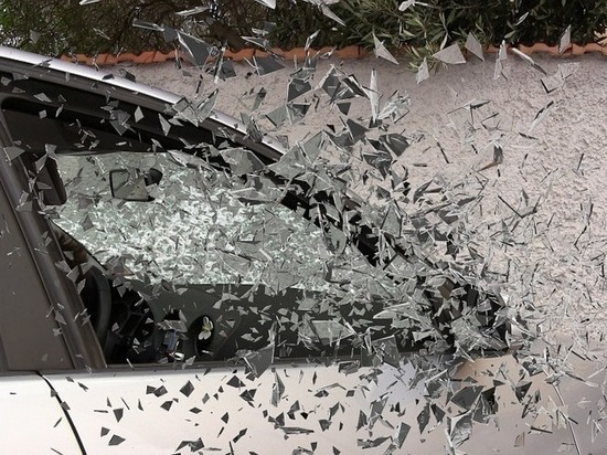 В Междуреченске снежная глыба проломила лобовое стекло автомобиля