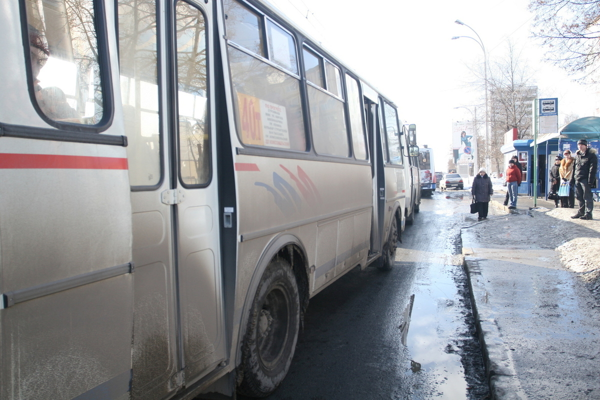 Под колесом автобуса. Колесо автобуса. Фото из автобуса в Новосибирске.