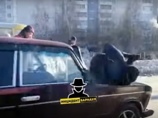 Трех пешеходов сбила «шестерка» в Барнауле Трех пешеходов сбила «шестерка» в Барнауле